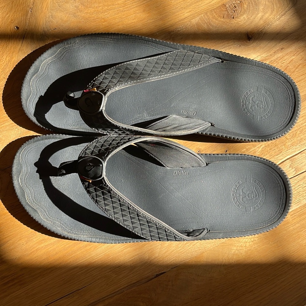 OlaKai black sandals